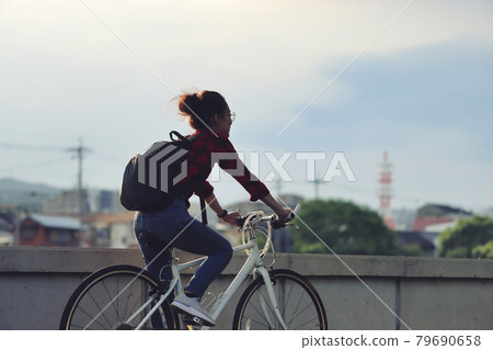 騎自行車的女人 79690658