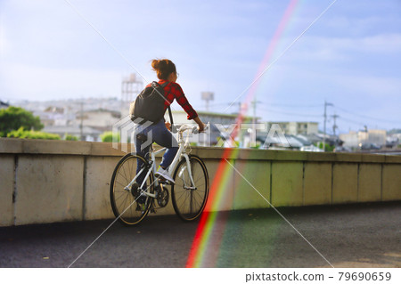 騎自行車的女人 騎自行車的女人 79690659