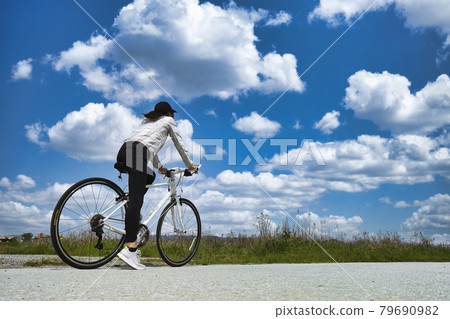 藍天和公路自行車上的女人 79690982