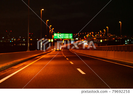 首都高速公路交界處下午半夜東京停車場速度路路燈運行 首都高速公路交界處下午半夜東京停車場速度路路燈運行 79692258