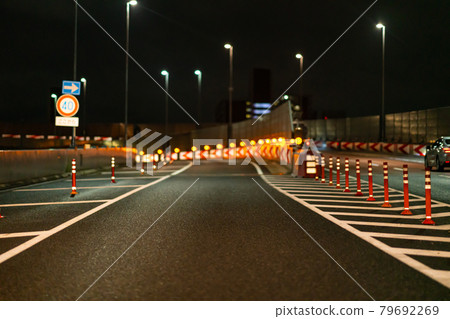 首都高速公路交界處下午半夜東京停車場速度路路燈運行 首都高速公路交界處下午半夜東京停車場速度路路燈運行 79692269