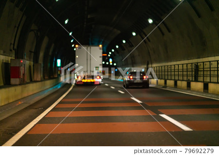 首都高速公路交界處下午半夜東京停車場速度路路燈運行 首都高速公路交界處下午半夜東京停車場速度路路燈運行 79692279
