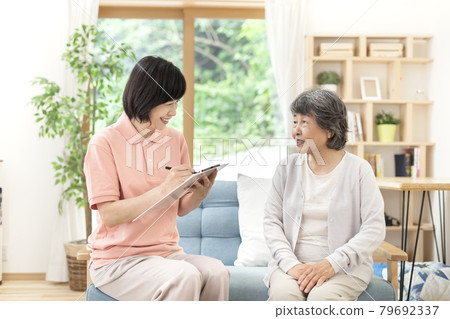 Care manager who talks with senior women Care support specialist Care manager who talks with senior women Care support specialist 79692337