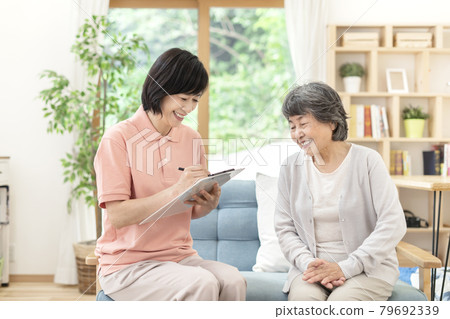 與高級女性護理支持專家交談的護理經理 79692339