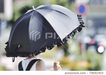 有黑色遮陽傘的女人 有黑色遮陽傘的女人 79692403