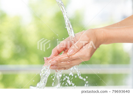 woman's hand bathing in water 79693640
