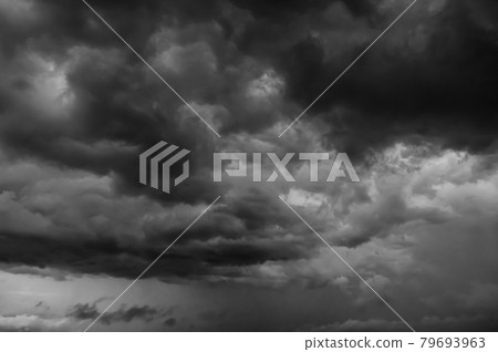 夏天的天空，天氣突然變化，烏雲垂下 d-3 單色 79693963
