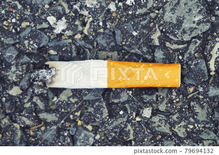 Ground and cigarette butts 79694132