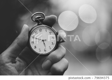 一個帶懷錶的人 79694375