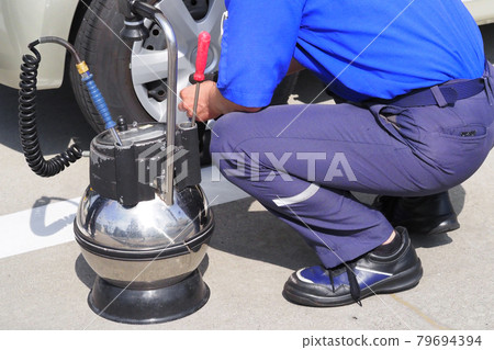 檢查汽車的人 79694394