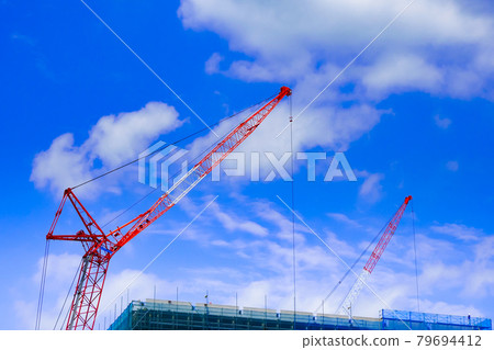 藍天和正在興建的建築 79694412