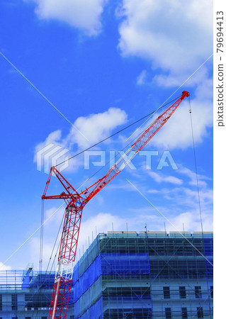 藍天和正在興建的建築 79694413