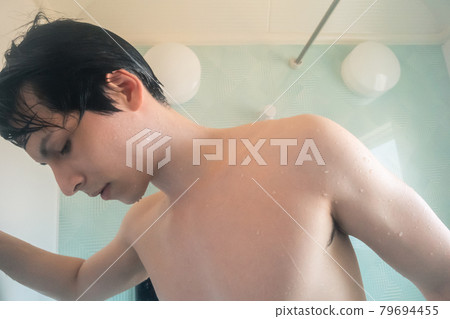從浴缸裡出來 79694455