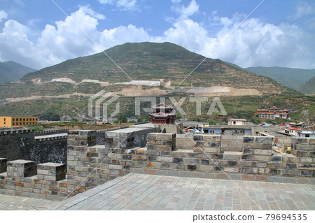The Yankunmen Gate (South Gate) of the Songzhou Ancient City and mountain scenery in Songfan County, Songfan, Aba Tibetan and Qiang Autonomous Prefecture, Sichuan Province, China The Yankunmen Gate (South Gate) of the Songzhou Ancient City and mountain scenery in Songfan County, Songfan, Aba Tibetan and Qiang Autonomous Prefecture, Sichuan Province, China 79694535