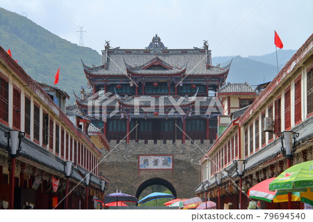 中國四川省阿壩藏族羌族自治州松漢縣城鎮景觀與松州古城門延環門（南門） 79694540