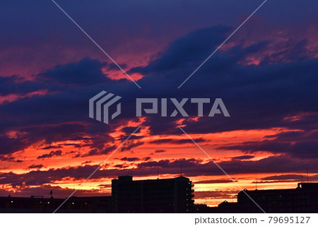 夏日夕陽的天空 夏日夕陽的天空 79695127