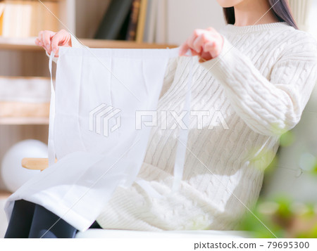 Pregnant woman preparing the T-belt T-belt 4:3 79695300