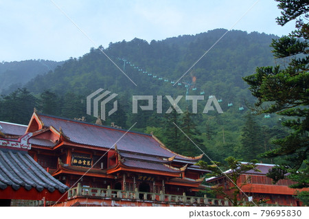 峨眉山,四川省,中國 - 通往寺廟和山頂的索道 峨眉山,四川省,中國 - 通往寺廟和山頂的索道 79695830