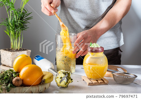 Adding thick honey to a blender. Elastic candied honey. Prepare jam with a blender. The chef adds honey. 79697471