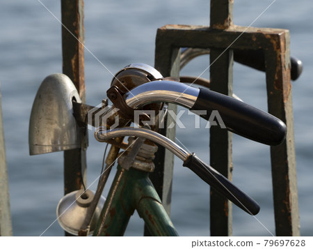 Old bicycle handlebar detail 79697628