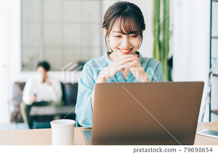一個在家工作的女人和一個在沙發上放鬆的男人 一個在家工作的女人和一個在沙發上放鬆的男人 79698654