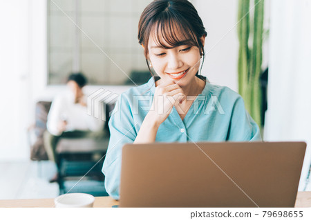 一個在家工作的女人和一個在沙發上放鬆的男人 一個在家工作的女人和一個在沙發上放鬆的男人 79698655