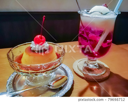 大正明治風格純咖啡廳的懷舊布丁和覆盆子蘇打水 79698712