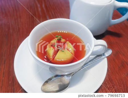 咖啡館木桌上的茶杯、無花果果茶和全果 79698713