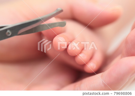 媽媽給新生兒剪腳趾甲 媽媽給新生兒剪腳趾甲 79698806