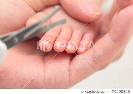 媽媽給新生兒剪腳趾甲 媽媽給新生兒剪腳趾甲 79698809