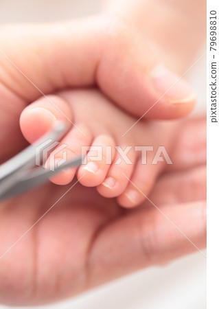 媽媽給新生兒剪腳趾甲 媽媽給新生兒剪腳趾甲 79698810