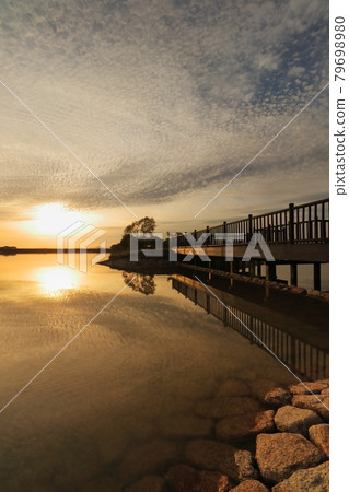 日落反射和橋樑 79698980