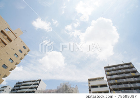 Blue sky and buildings - Old lens Blue sky and buildings - Old lens 79699387
