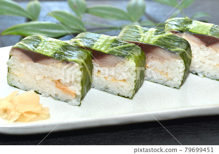 用Nozawana包裹的鯖魚壽司排列在盤子上 用Nozawana包裹的鯖魚壽司排列在盤子上 79699451