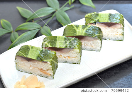 用Nozawana包裹的鯖魚壽司排列在盤子上 用Nozawana包裹的鯖魚壽司排列在盤子上 79699452