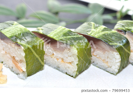 用Nozawana包裹的鯖魚壽司排列在盤子上 79699453