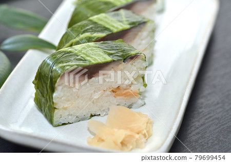 用Nozawana包裹的鯖魚壽司排列在盤子上 用Nozawana包裹的鯖魚壽司排列在盤子上 79699454