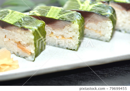 用Nozawana包裹的鯖魚壽司排列在盤子上 用Nozawana包裹的鯖魚壽司排列在盤子上 79699455