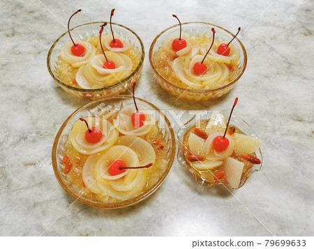White fungus and peach dessert 79699633