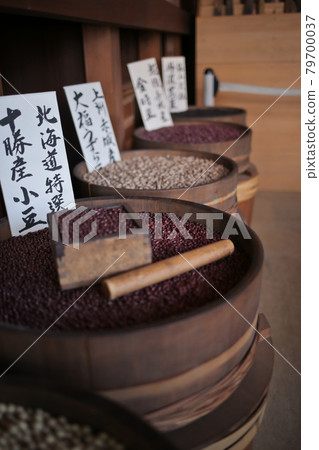 豆子裝在桶子裡出售 79700037