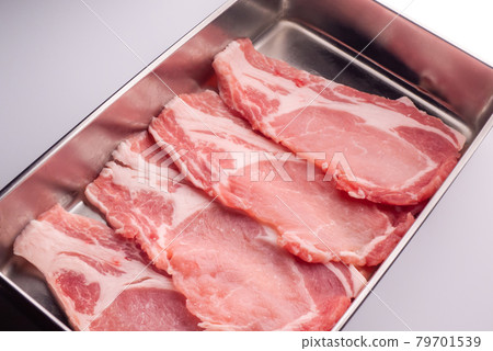 用蝙蝠烤日本薑的豬里脊肉切片 用蝙蝠烤日本薑的豬里脊肉切片 79701539