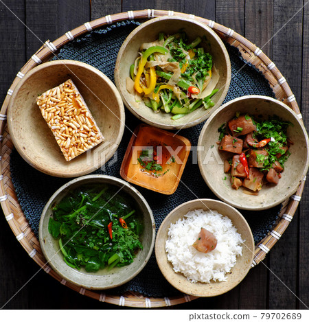 Vietnamese vegan food, rice bowl, fried bell pepper, young jackfruit cook with sauce, spinach soup Vietnamese vegan food, rice bowl, fried bell pepper, young jackfruit cook with sauce, spinach soup 79702689