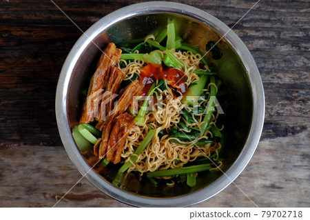 Quick and cheap vegan food for breakfast from instant noodles 79702718