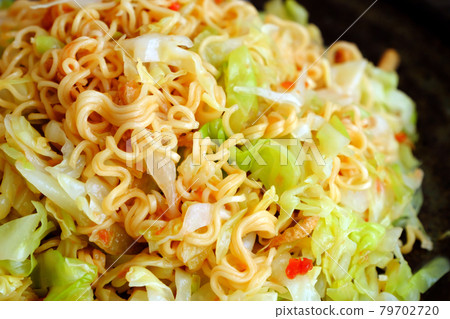 Quick and cheap vegan food for breakfast from instant noodles 79702720