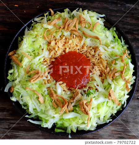 Quick and cheap vegan food for breakfast from instant noodles 79702722