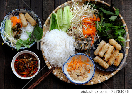 tray of Vietnamese eating, vegan food, rice noodle, fried spring rolls with herbs and dipping soy sauce 79703086