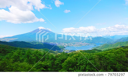 從金峰山眺望富士山和河口湖的街景 從金峰山眺望富士山和河口湖的街景 79703297