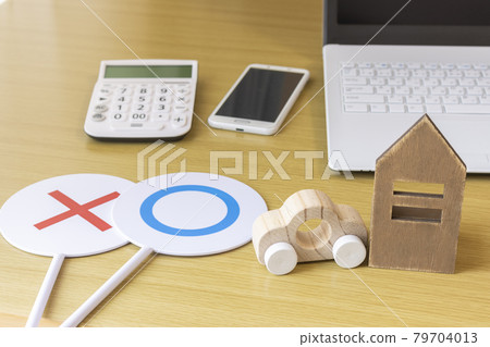 Image of searching for housing using digital devices Image of searching for housing using digital devices 79704013