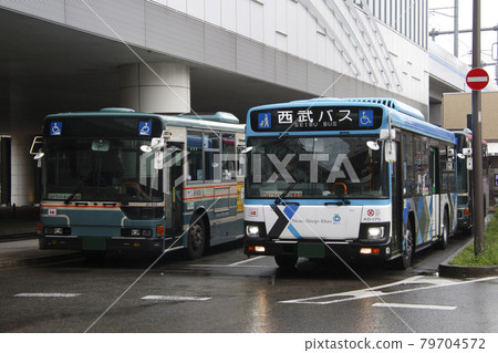 Old and new Seibu buses (in front of Shakujii Park Station) Old and new Seibu buses (in front of Shakujii Park Station) 79704572