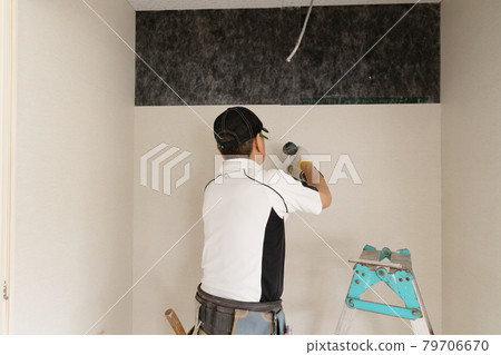 在建築工地工作的木匠 79706670